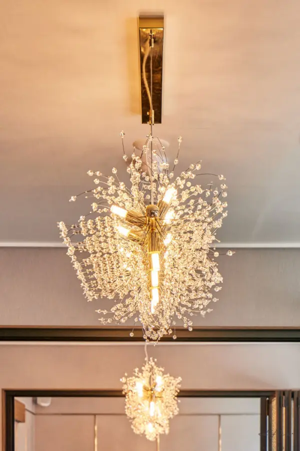 민들레처럼 피어나는 크리스탈 샹들리에 디테일